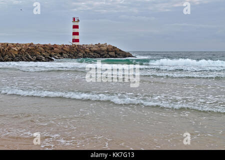 Torre faro in ilha deserta (isola deserta) nel faro algarve portogallo Foto Stock