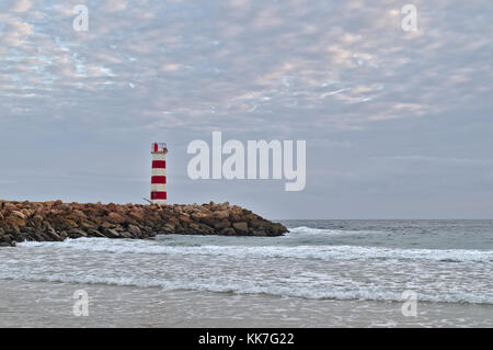 Torre faro in ilha deserta (isola deserta) nel faro algarve portogallo Foto Stock