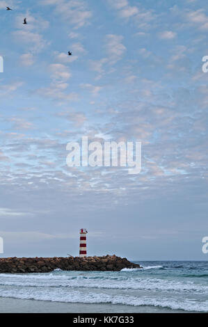 Torre faro in ilha deserta (isola deserta) nel faro algarve portogallo Foto Stock