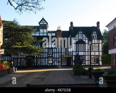 16Il thc grado 11 elencati storico Hotel Raven nero e bianco edificio a Victoria Square Droitwich Spa Worcestershire Inghilterra REGNO UNITO Foto Stock