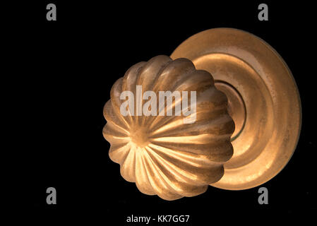 Ottone invecchiato maniglia della porta su un blu scuro porta Foto Stock