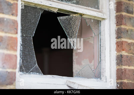 Vetro rotto in un edificio in disuso. Foto Stock