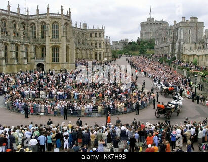 File foto datata 19/6/1999 di Prince Edward e la sua sposa Sophie Rhys-Jones passare la folla dentro i giardini del Castello di Windsor in un carro aperto, dopo il loro matrimonio in la Cappella di San Giorgio (sinistra). Alla Cappella di San Giorgio, il Castello di Windsor è stata scelta come sede per le nozze del principe Harry e Meghan Markle. Foto Stock