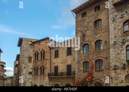 Vecchi edifici in mattoni con fiori Foto Stock