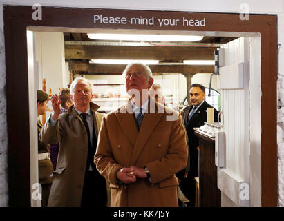 Il Principe di Galles passeggiate attraverso la recente apertura del Collegio di creta durante una visita a Middleport ceramica in Stoke-on-Trent. Foto Stock