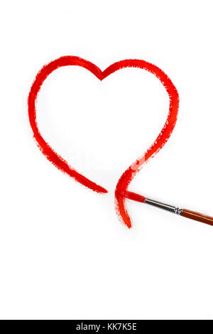 Dipinto di rosso cuore con spazzola isolati su sfondo bianco. Foto Stock