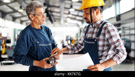 Fornitore con un ingegnere del controllo di produzione in fabbrica Foto Stock