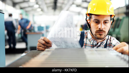 Ritratto di un ingegnere bello in una fabbrica Foto Stock