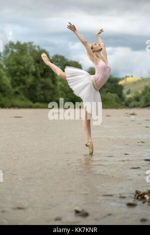 Ballerina in posa di fiume Foto Stock