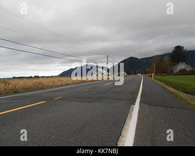 Due sezioni di SR 11/Chuckanut Drive saranno rifacate nel 2018. Un tratto di 3 miglia e' a sud dell'Oyster Dome mentre l'altro e' l'area tra la copertura dell'Orso Teddy e Fairhaven. SR 11 resurfacing in 2018 36237237654 o Foto Stock