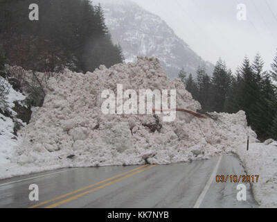 Pernottamento il 9 marzo una grande quantità di neve e detriti scivolò sulla state Route 20 nella contea orientale di Skagit. Lo scivolo è avvenuto ad est di Newalem al Milepost 123. SR 20/North Cascade Highway chiude durante l'inverno tra il Milepost 134 e il Milepost 171. SR 20 Milepost 123 neve slide 33269198192 o Foto Stock