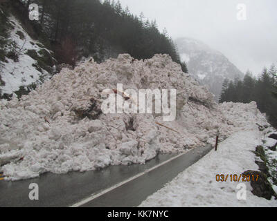 Pernottamento il 9 marzo una grande quantità di neve e detriti scivolò sulla state Route 20 nella contea orientale di Skagit. Lo scivolo è avvenuto ad est di Newalem al Milepost 123. SR 20/North Cascade Highway chiude durante l'inverno tra il Milepost 134 e il Milepost 171. SR 20 Milepost 123 neve slide 33041930150 o Foto Stock