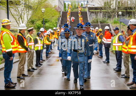 La Guardia d'onore della pattuglia dello stato di Washington conduce famiglie e lavoratori nel WSDOT Worker Memorial del 2017. I lavoratori della WSDOT hanno fiancheggiato la passerella come parte della WSDOT Honor Guard. Worker Memorial 2017 WSP Honor Guard 34020433325 o Foto Stock