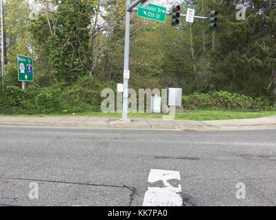 Due sezioni di SR 11/Chuckanut Drive saranno rifacate nel 2018. Un tratto di 3 miglia e' a sud dell'Oyster Dome mentre l'altro e' l'area tra la copertura dell'Orso Teddy e Fairhaven. SR 11 resurfacing in 2018 36901677632 o Foto Stock