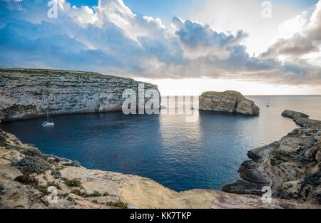 Vista panoramica della Baia di Dwejra con la roccia del fungo, Gozo, Malta Foto Stock