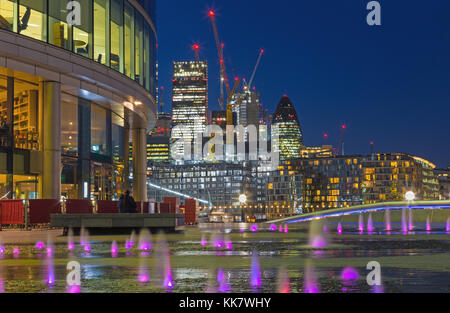 Londra, Gran Bretagna - 19 settembre 2017: la vista da più Londra riverside attraverso la fountian ai grattacieli del centro al tramonto. Foto Stock