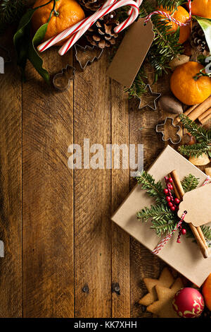 Sfondo di Natale con i dadi, decorazioni e candy cane Foto Stock