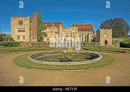 Penshurst Place intorno al laghetto e giardino italiano, kent, Inghilterra. Foto Stock