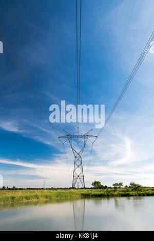 Tensione alta pole con il bianco torbido e cielo blu Foto Stock