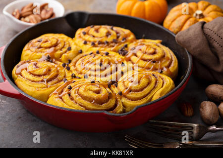 La zucca panini alla cannella in una padella in ghisa Foto Stock