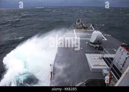 Il guidato-missile destroyer USS Porter DDG 78 conduce manovre avanzate con il rumeno nave della marina americana ROS Regina Maria F 222 nel Mar Nero. Immagine cortesia la comunicazione di massa Specialist 1a classe Sean Spratt/US Navy, 2015. Foto Stock