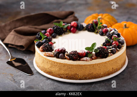 Cheesecake alla zucca con panna acida topping Foto Stock