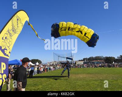 Special Warfare operatore 1a classe Brandon Peterson, un membro della US Navy parachute team il salto delle rane, arriva in per un atterraggio durante una dimostrazione di paracadutismo presso la settimana della flotta Air Show, San Francisco. Immagine cortesia Hospital Corpsman 1a classe Shaun Thomas/US Navy, 2015. Foto Stock