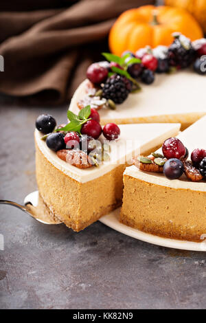 Cheesecake alla zucca con panna acida topping Foto Stock