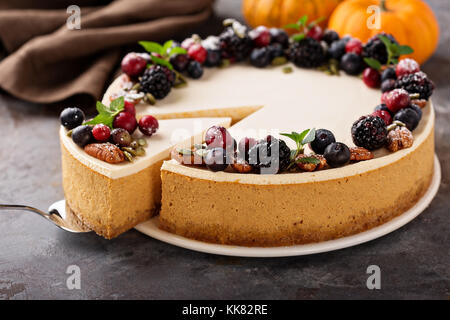 Cheesecake alla zucca con panna acida topping Foto Stock