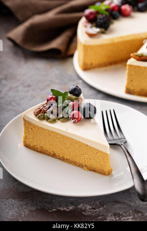 Cheesecake alla zucca con panna acida topping Foto Stock