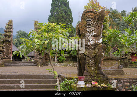 Ingresso della pura luhur batukaru, tempio indù di tabanan sul versante sud del monte batukaru, vulcano sull'Isola Bali, Indonesia Foto Stock