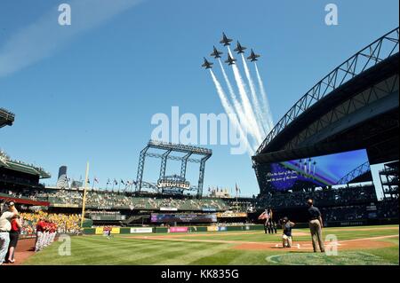 La US Navy dimostrazione di volo squadrone, Blue Angels, sorvolare il Safeco Field prima a Seattle Mariners baseball gioco, Seattle. Immagine cortesia la comunicazione di massa Specialist 1a classe Michael Lindsey/US Navy, 2015. Foto Stock