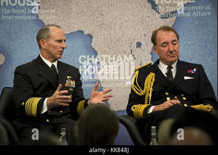 Capo di operazioni navali CNO Ammiraglio Jonathan Greenert e primo signore del mare della Royal Navy ammiraglio sir George Zambellas partecipare ad un moderato talk focalizzato sul futuro dell'angloamericano alleanza navale a Chatham House, il Royal Institute of International Affairs di Londra. Immagine cortesia la comunicazione di massa Specialist 1a classe Nathan Laird/US Navy, Regno Unito, 2015. Foto Stock