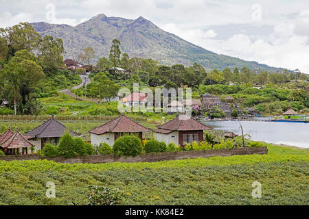Borgo rurale ai piedi del monte Batur / Gunung Batur, vulcano attivo in bangli regency, Bali, Indonesia Foto Stock