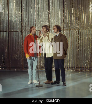 Impalcatura UK pop trio nel dicembre 1967. Da sinistra: Roger McGough, Mike McGear, John Gorman. Foto: Tony Gale Foto Stock