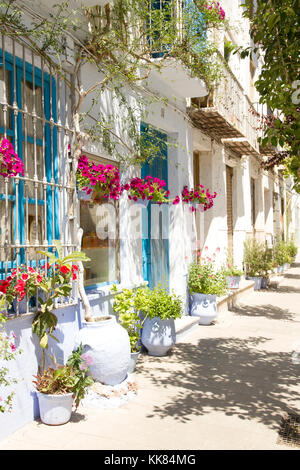 LANJARON, Andalusia/Spagna-aprile 30, 2014: Colorful street view nella città di Lanjaron collocato in "Las Alpujarras' Andalusia (Spagna) Foto Stock