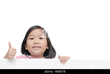 Carino ragazza asiatica dando pollice in alto gesto sul banner bianco bordo isolato su sfondo bianco con copia spazio per il testo di input Foto Stock