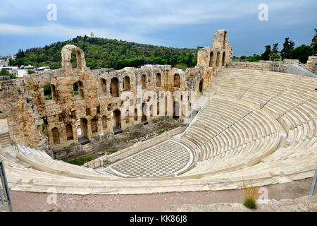 Aria aperta anfiteatro Odeon di Erode Attico (costruito 161annuncio, restaurata nel 1950), l'Acropoli di Atene. Utilizzato per rappresentazioni più giorni ora in estate. Foto Stock