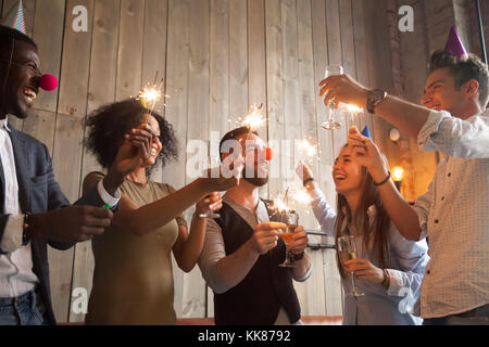 Diversi amici felice celebrando veglione insieme in Foto Stock