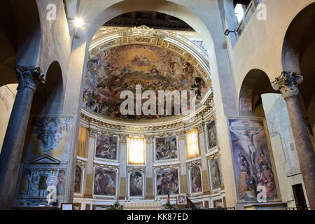 Interno della basilica Quattro Coronati martiri in roma, Italia Foto Stock