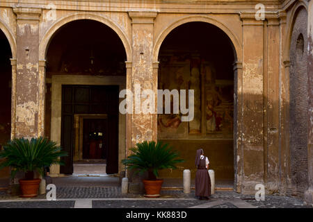 Il cortile della basilica dei Quattro Coronati martiri in roma, Italia Foto Stock