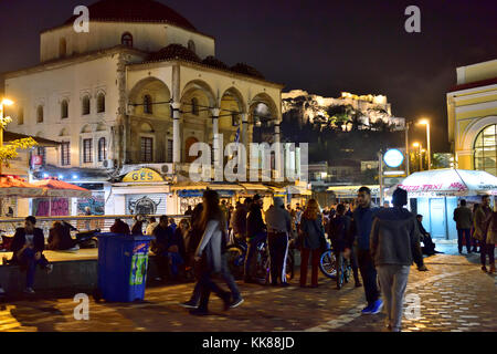 Notte a Monastiraki con il Museo delle Ceramiche di Ermou Street central Athens, Grecia Foto Stock