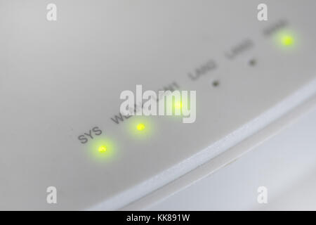 Modem router wireless server luci led, closeup, semaforo verde, colore bianco Foto Stock