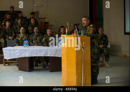 L Esercito nazionale afgano forze speciali il comando capi di stato si sono riuniti presso il Camp Julien a congratularmi con la 114 afghani le operazioni speciali di soldati che si è laureato da xix le forze speciali Corso di qualificazione, nov. 8, 2017. Le forze speciali forniscono speciali ricognizione e di azione diretta funzionalità per l'Esercito nazionale afgano il Comando Operazioni Speciali. (U.S. Air Force foto di Senior Airman Sean Carnes) Foto Stock