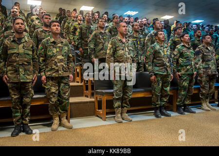 114 afghani operazioni speciali guadagnati i soldati delle forze speciali lungo la linguetta e l'ambita tan beret durante una cerimonia di laurea a Camp Juilen, nov. 8, 2017. Le forze speciali forniscono speciali ricognizione e di azione diretta funzionalità per l'Esercito nazionale afgano il Comando Operazioni Speciali. (U.S. Air Force foto di Senior Airman Sean Carnes) Foto Stock