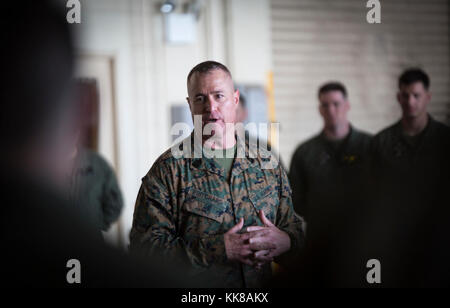 Sgt. Il Mag. Michael J. Pritchard, primo velivolo Marina Wing il sergente maggiore, parla con i Marines di Marine Attacco leggero elicottero Squadron 169 al Marine Corps Air Station Futenma, Okinawa, in Giappone, 8 novembre 2017. HMLA-169 è slittato per lasciare Okinawa in dicembre e tornare a Camp Pendleton, California. HMLA-169, Marine Aircraft Group 39, terzo aeromobile marino ala, è attualmente implementato in avanti sotto l'unità di distribuzione con il programma Mag-36, 1° MAW, basato fuori di Okinawa, in Giappone. (U.S. Marine Corps photo by Lance Cpl. Andy Martinez) Foto Stock