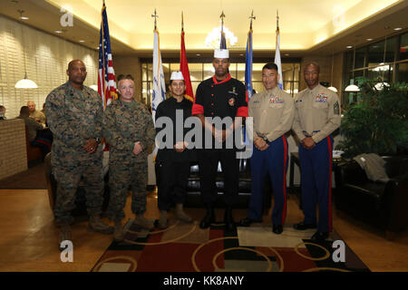 Cpl. Christian Fuentes e Gunnery Sgt. Rudolph Montgomery (centro) ha preparato un pasto speciale ospitata dalla sala Moreland Dining Facility, 8 novembre 2017 a bordo della Naval Air Station giunto di base riserva di Fort Worth, Texas. Il Marine Corps compleanno pasto è stato presentato dal XIV Reggimento Marini, 4° Divisione Marine in onore di tutti i locali di Marines e per commemorare la 242Marine Corps compleanno. Nella foto a sinistra a destra sono Sgt. Il Mag. Karl McCants, XIV Marines Sergente Maggiore, Col. Joe Russo, Comandante per xiv Marines, Fuentes, Montgomery, Col. Keven Matthews, Comandante per 8 Marin Foto Stock