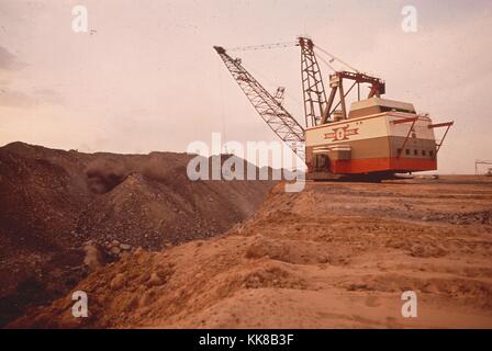 Nastri mineraria con apparecchiature Dragline presso la miniera di Navajo in Northern Arizona. Immagine cortesia archivi nazionali, Arizona, 1973. Foto Stock