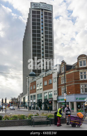 La Torre Nestlé o la Casa di San Giorgio a Croydon. In precedenza sede centrale di Nestlé UK. La torre fu completata nel 1964. Foto Stock