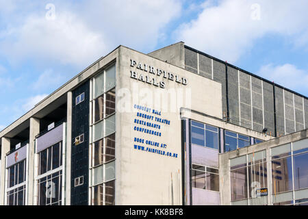 Il Fairfield halls arts complex a Croydon sta subendo una £30m come riqualificazione del centro di Croydon il quartiere culturale. Foto Stock